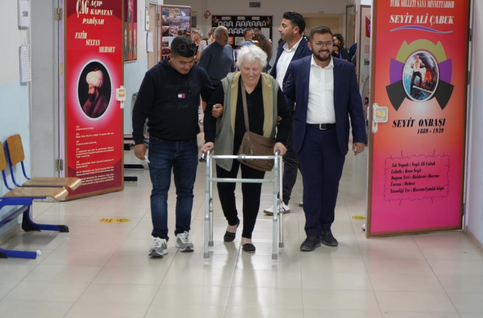 Edremit’te seçimler için oy kullanma devam ederken gençler yaşlı ve