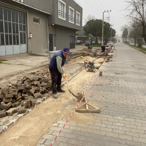 Gönen Belediyesi Fen İşleri Müdürlüğü ekipleri tarafından 3 mahallede parke