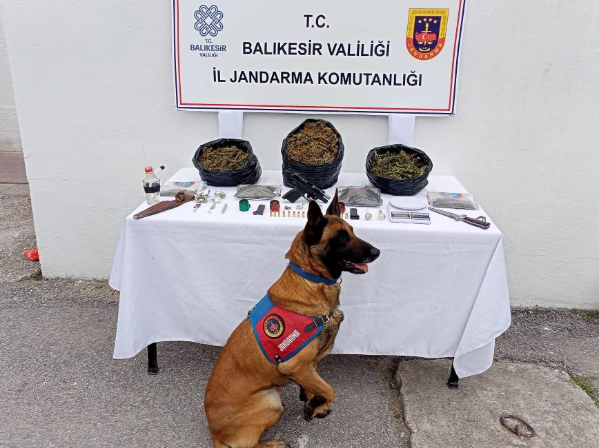 Gönen’de uyuşturucu madde imal ve ticareti yaptığı tespit edilen şüpheliler,