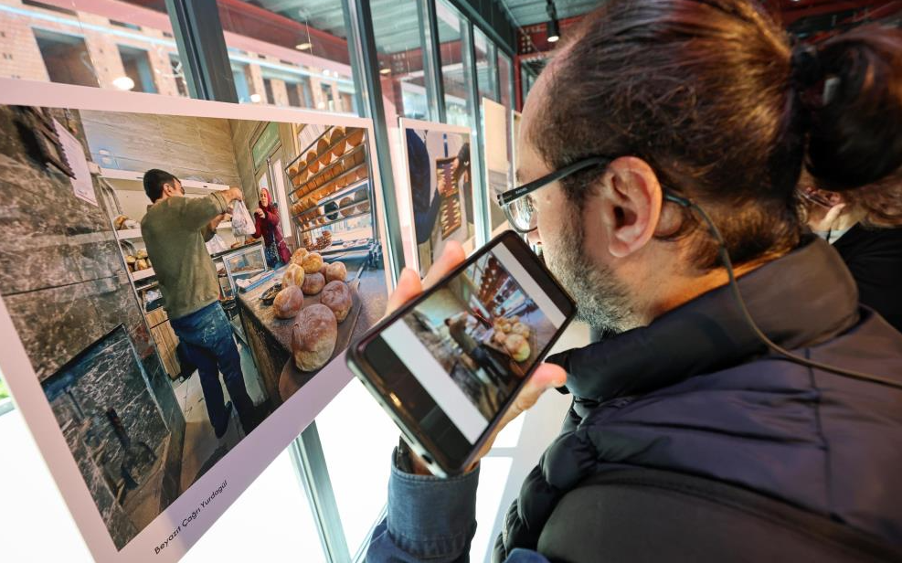Görme engelli bireylerin, yardımcı teknolojilerin desteğini kullanarak çektiği fotoğraflardan oluşan