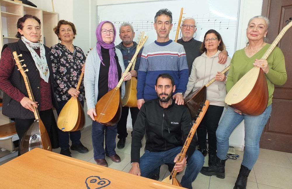 Burhaniye’de, Halk Eğitimi Merkezi Müdürlüğünün düzenlediği bağlama kursuna çoğunluğu emekliler