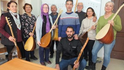 Burhaniye’de, Halk Eğitimi Merkezi Müdürlüğünün düzenlediği bağlama kursuna çoğunluğu emekliler