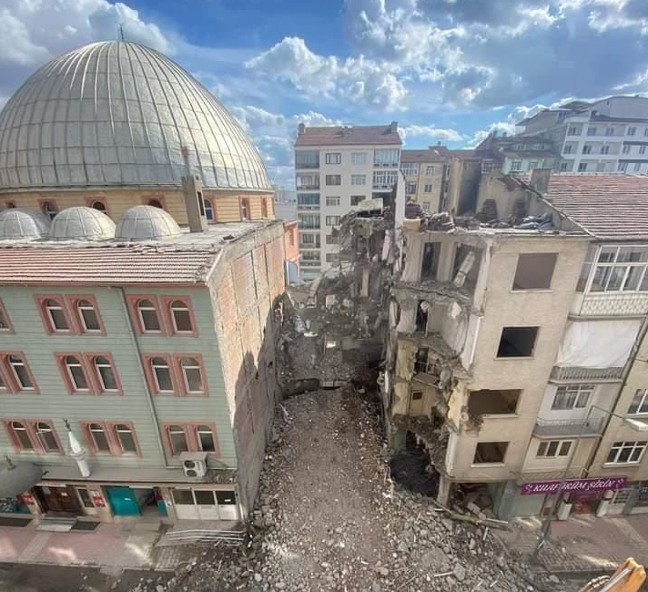 Elazığ’da ağır hasarlı binanın yıkımı sırasında yanda bulunan sağlam caminin