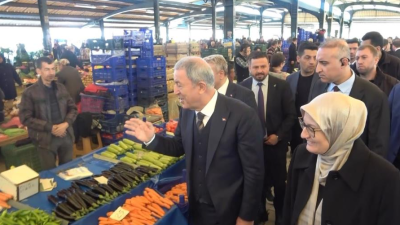 Balıkesir’i ziyaret eden eski Milli Savunma Bakanı Hulusi Akar, semt