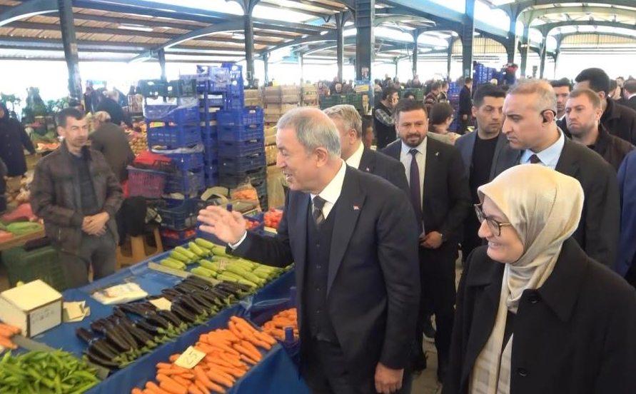 Balıkesir’i ziyaret eden eski Milli Savunma Bakanı Hulusi Akar, semt