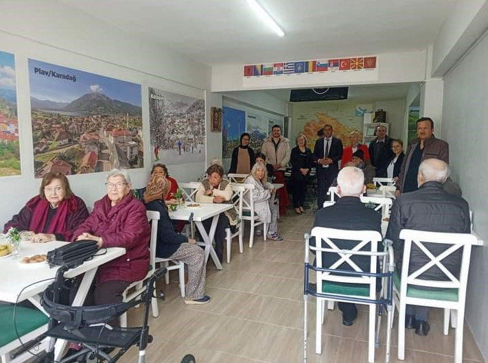 Burhaniye’de Karadağ Göçmenleri Derneği, Kenan Sucuoğlu Huzurevinde kalan yaşlıları ağırladı.Burhaniye’de