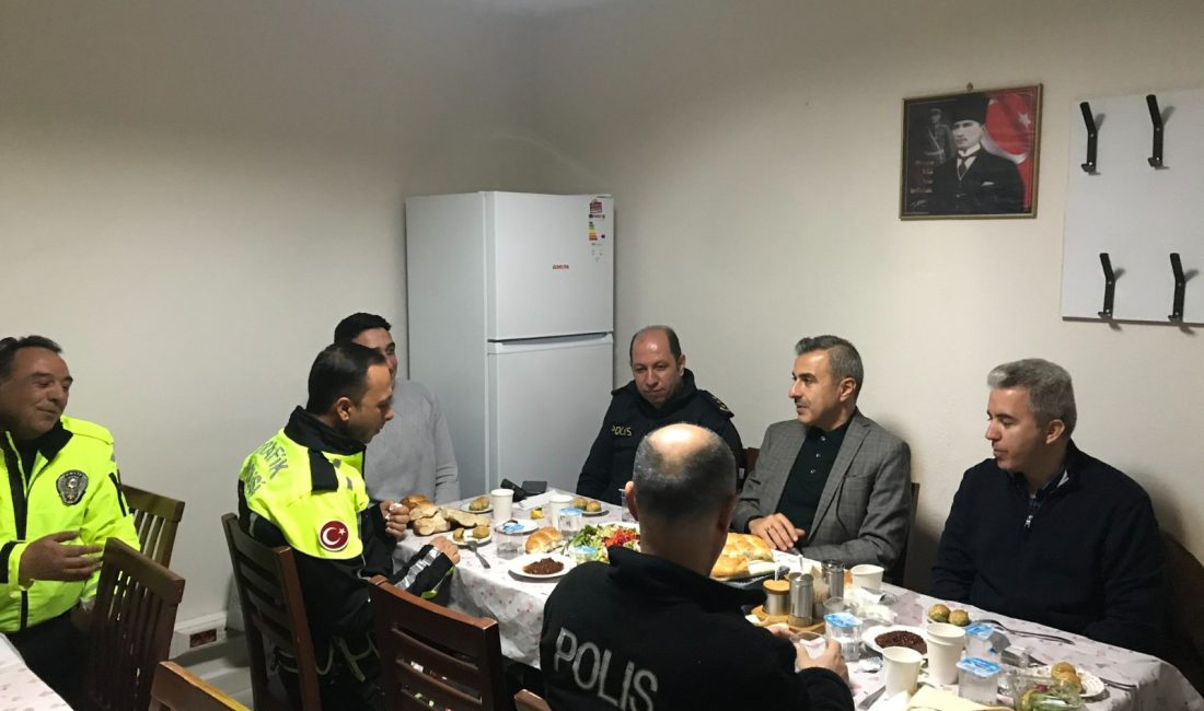 Erdek Kaymakamı Atakan Atasoy, iftar sofrasında Erdek Polis Merkezi Amirliği’nde