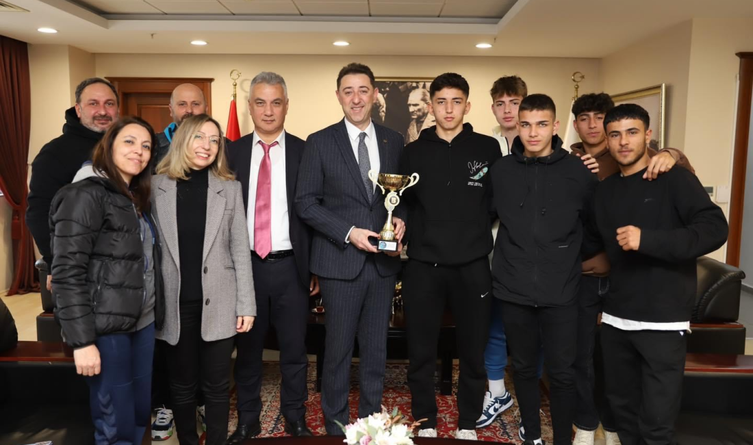 Balıkesir’de düzenlenen futbol turnuvasından kupayla dönen liseli öğrenciler, Bandırma Belediye