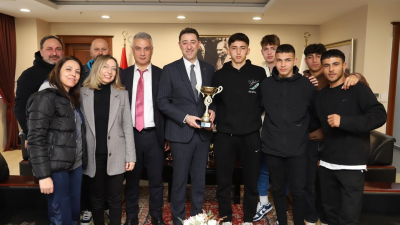 Balıkesir’de düzenlenen futbol turnuvasından kupayla dönen liseli öğrenciler, Bandırma Belediye