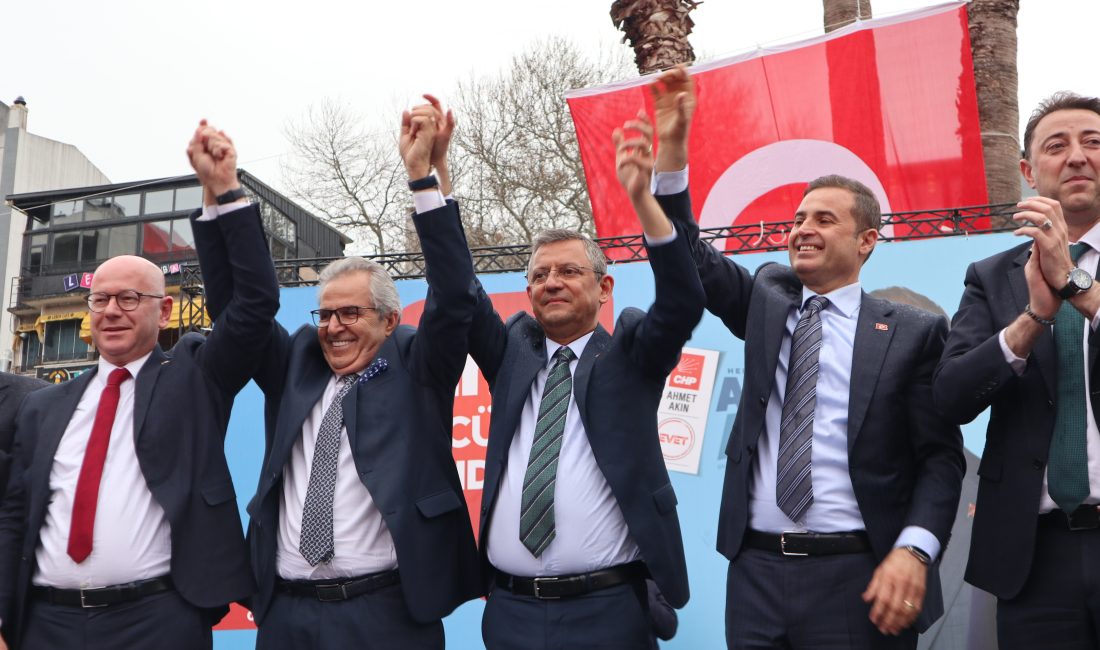 Bandırma’da düzenlenen mitingde halk ile bir araya gelen Cumhuriyet Halk