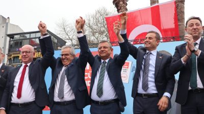 Bandırma’da düzenlenen mitingde halk ile bir araya gelen Cumhuriyet Halk