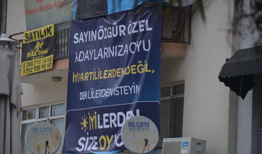 Özgür Özel Bandırma’da İYİ Parti pankartına tepki gösterdi