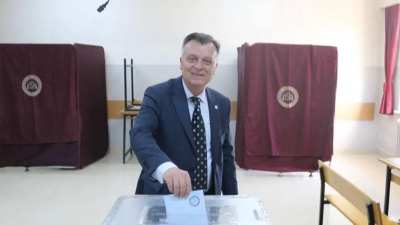 İYİ Parti’nin Bandırma Belediye Başkan Adayı Orhan Can, oyunu kullanarak