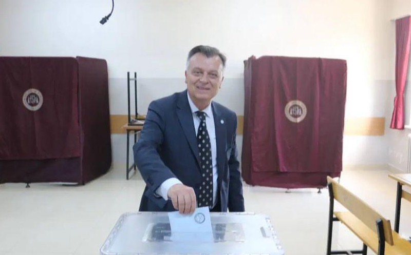 İYİ’lerin adayı Orhan Can, oyunu kullandı İYİ Parti’nin Bandırma Belediye Başkan Adayı Orhan Can, oyunu kullanarak