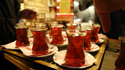 Konya’da vatandaşlar iftar ile sahur arasında közde demlenen çayın keyfini