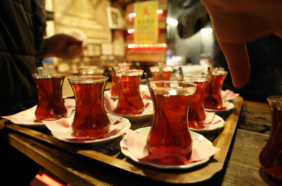 Konya’da vatandaşlar iftar ile sahur arasında közde demlenen çayın keyfini