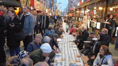 Balıkesir’de düzenlenen geleneksel ‘Yeryüzü Sofrası’ bu yılda Mekik Sokak’ta kuruldu.