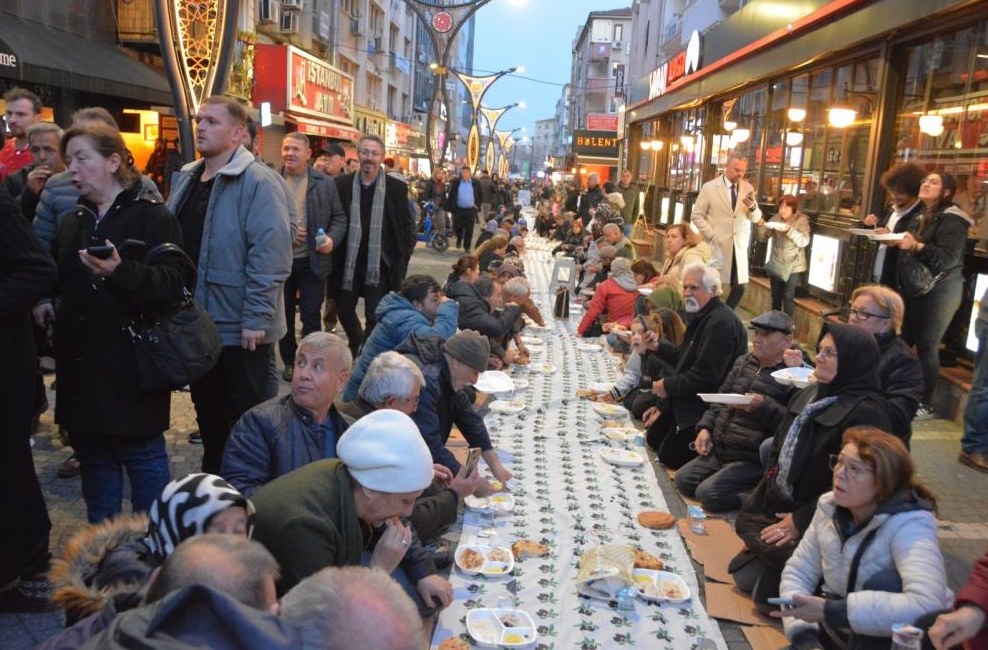 Balıkesir’de düzenlenen geleneksel ‘Yeryüzü Sofrası’ bu yılda Mekik Sokak’ta kuruldu.