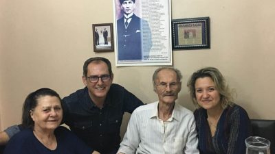 1962 yılında Rusya ve Kanada’ya diğer Kazaklarla göç etmeyip Atatürk