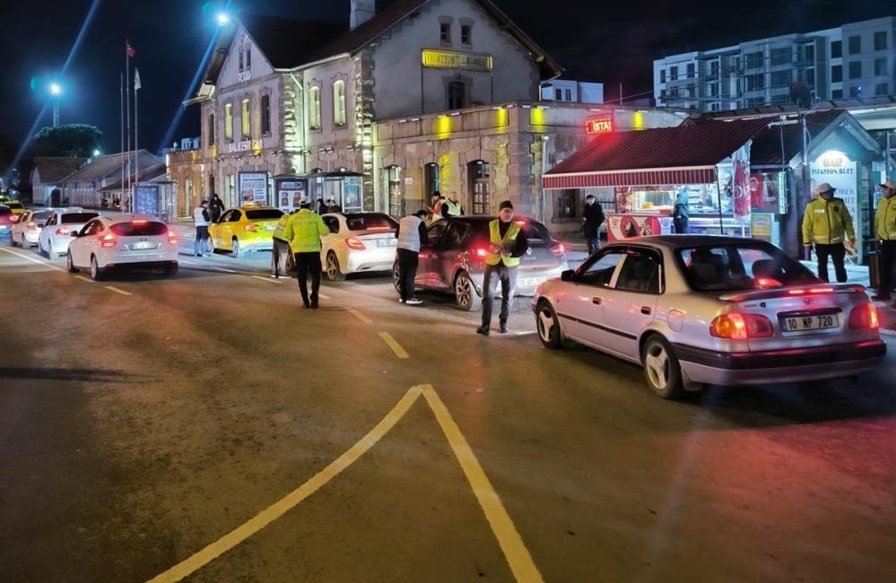 Balıkesir’de trafik ekipleri ve Balıkesir Otomobil Sporları Derneği (BOSDER) trafikte