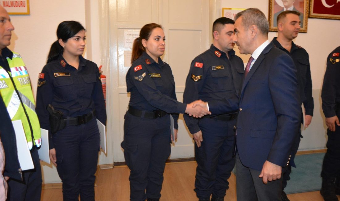 Kaymakam Atasoy’dan kolluk personeline belge Erdek Kaymakamı Atakan Atasoy, kolluk personellerini makamında ağırlayarak başarı belgesi