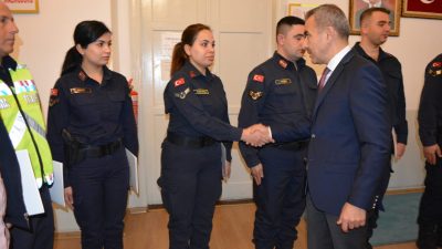 Erdek Kaymakamı Atakan Atasoy, kolluk personellerini makamında ağırlayarak başarı belgesi