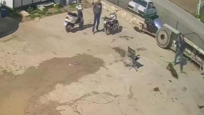 İzmir’in Urla ilçesinde, eline aldığı hortum, sandalye ve kürekle acımasızca