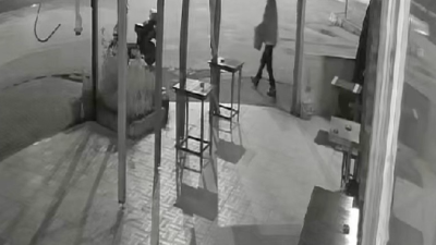 Gönen’de motosikletli bir şahıs gece saatlerinde bir işletmenin önünde bulunan