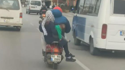 Bursa’da bir aile, motosiklete çocuklarıyla beraber binerek ilerledi. Tehlikeli yolculuk