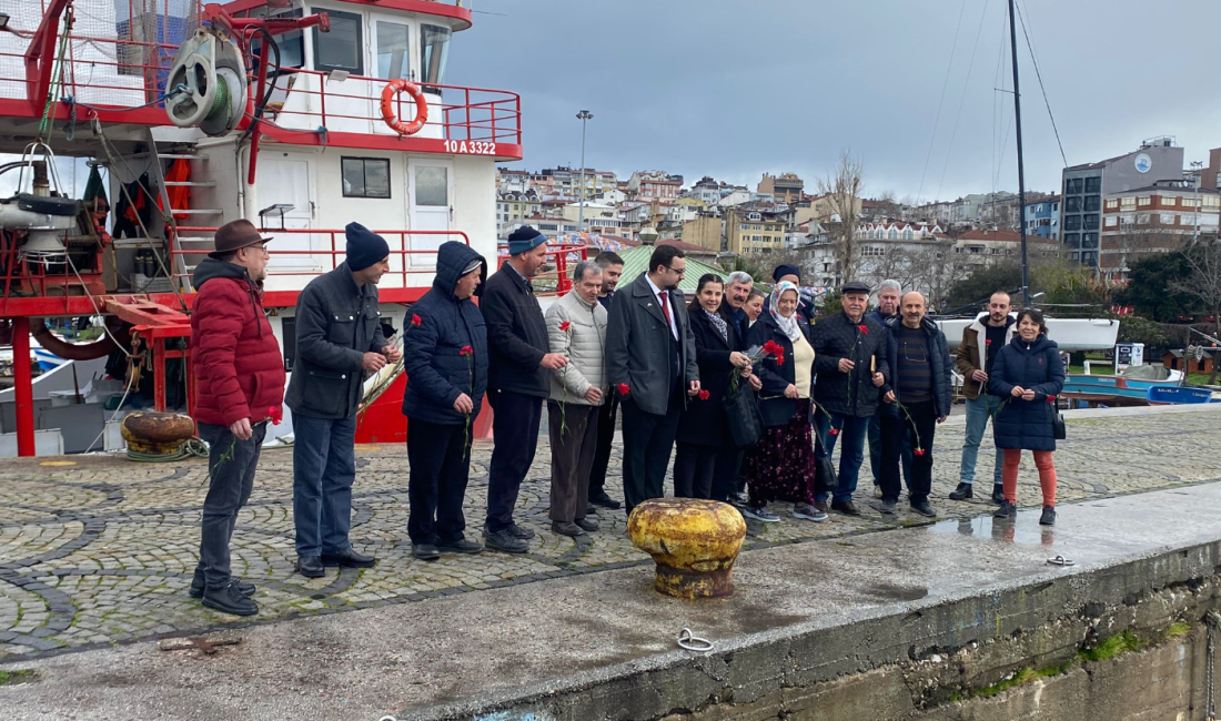 Mübadiller, Bandırma’da denize karanfil bırakılarak anıldı Kokala ve Koritalı mübadillerinin Bandırma’ya gelişinin 100’üncü yılı dolayısıyla anma