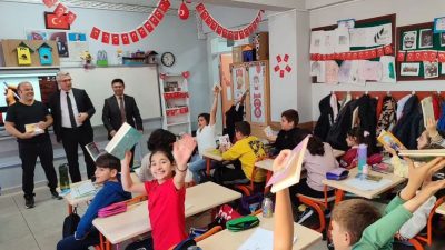 Edremit İlçe Milli Eğitim Müdürü, ilkokul öğrencileriyle bir araya gelerek