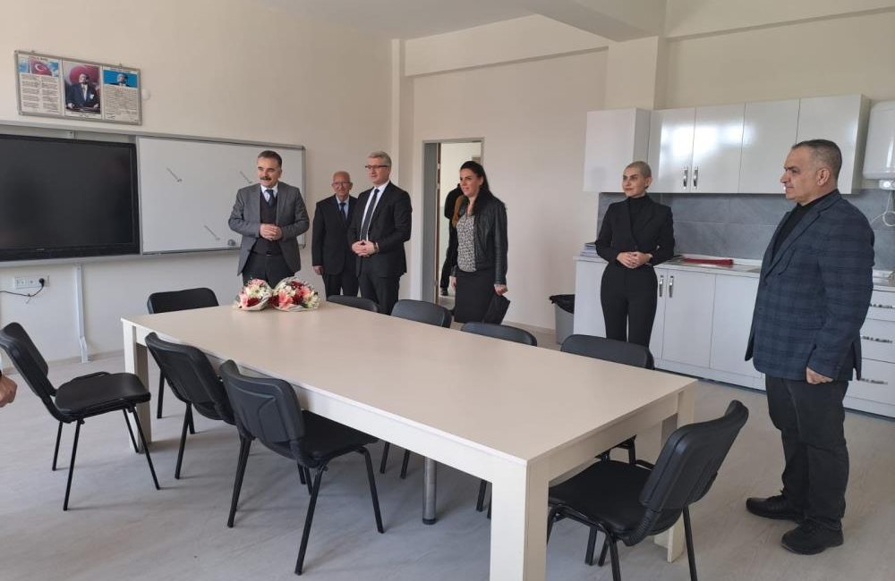  Edremit’te 3 okul, yapımı tamamlanan yeni binalarında faaliyete başladı. Devlet