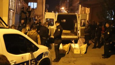 İzmir’in Karabağlar ilçesinde boşanma aşamasında olduğu karısını pompalı tüfekle vuran,