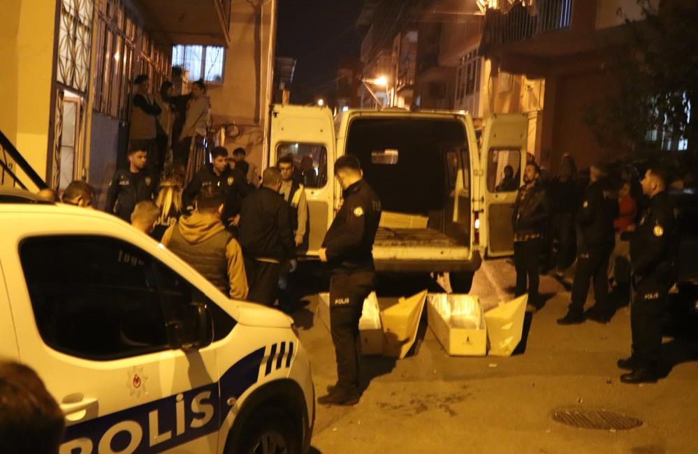 İzmir’in Karabağlar ilçesinde boşanma aşamasında olduğu karısını pompalı tüfekle vuran,
