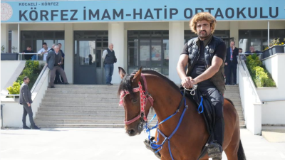 Oy kullanma işlemi tüm yurtta devam ederken zaman zaman renkli