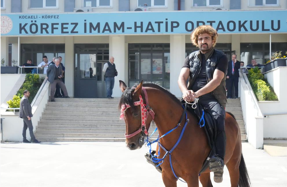 Oy kullanma işlemi tüm yurtta devam ederken zaman zaman renkli