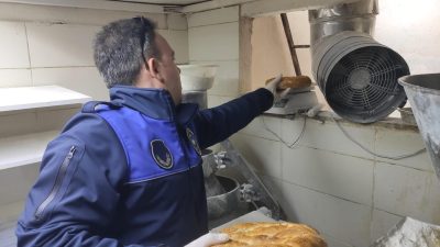 Erdek Zabıtası tarafından yapılan uygulamalar kapsamında Erdek’te hizmet veren unlu
