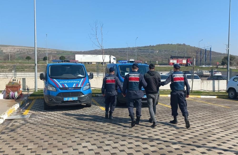 Balıkesir’de Jandarma ekipleri PKK/KCK silahlı terör örgütü propagandası yapmaktan aranan
