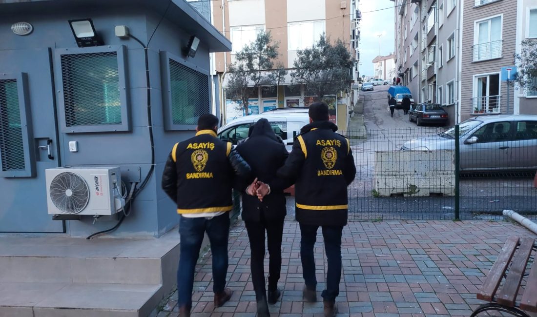 Park halindeki araçta hırsızlık yaptı Bandırma’da park halinde duran bir araçta hırsızlık yapan şüpheli E.K.