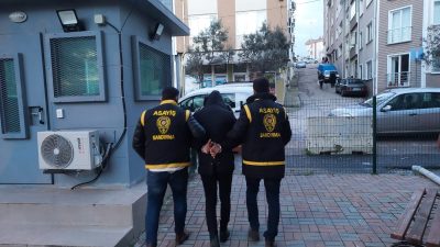Bandırma’da park halinde duran bir araçta hırsızlık yapan şüpheli E.K.