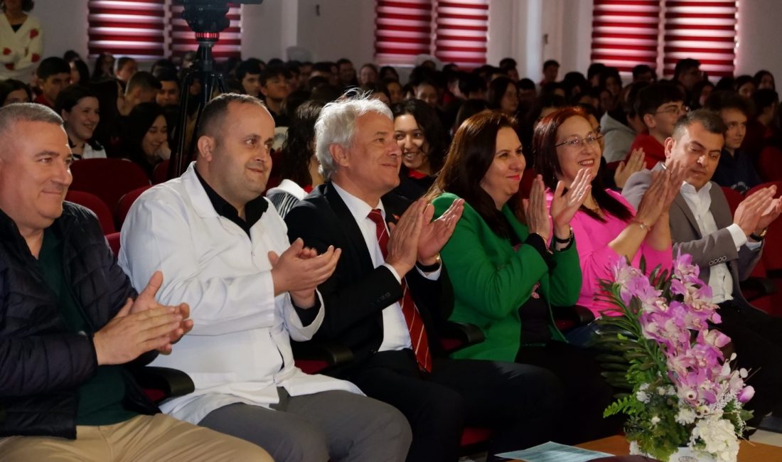 Susurluk’ta lise öğrencileri, düzenledikleri “Aromatik Bitkiler” konulu panelde lavanta çiçeğinin