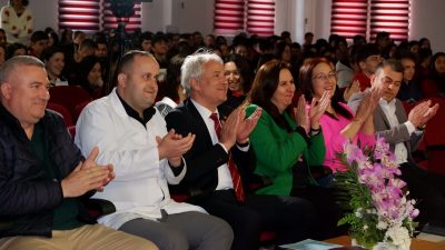 Susurluk’ta lise öğrencileri, düzenledikleri “Aromatik Bitkiler” konulu panelde lavanta çiçeğinin