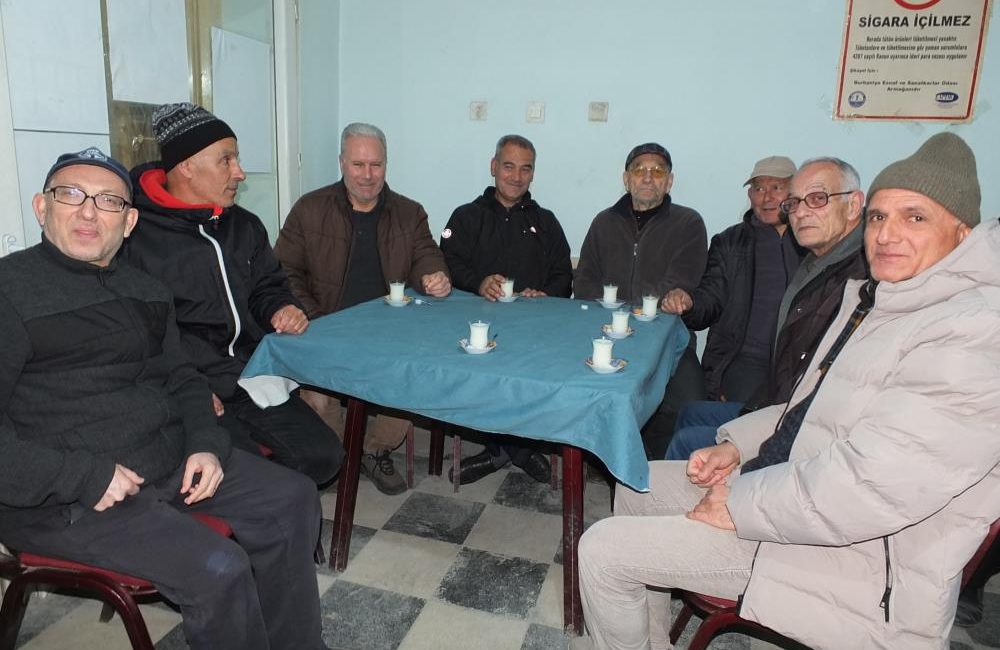 Burhaniye’de, kahvehanelerdeki süt servisi yoğun ilgi gördü. Çay yerine süt