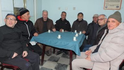 Burhaniye’de, kahvehanelerdeki süt servisi yoğun ilgi gördü. Çay yerine süt