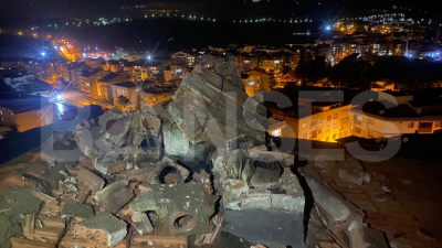 Erdek’te gökgürültülü sağanak yağışın yaşandığı saatlerde bir evin çatısına yıldırım