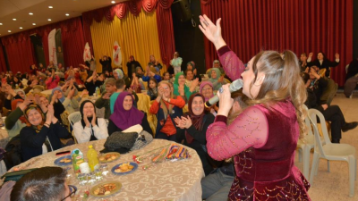 Sındırgı’da geleneksel kadınlar günü konserinde Yörük kızı Fatoş Kadıoğlu ve