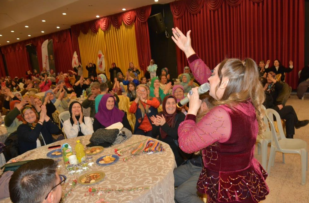 Sındırgı’da geleneksel kadınlar günü konserinde Yörük kızı Fatoş Kadıoğlu ve
