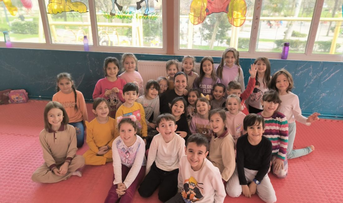 Susurluk’ta çocuklara özel yoga dersleri verildi Susurluk Belediyesi tarafından verilen kurslar arasında çocuk yogası yoğun ilgi