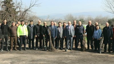 Susurluk Kaymakamlığı, üreticilere destek amacıyla 9 çeşit meyve fidanı dağıttı.Susurluk