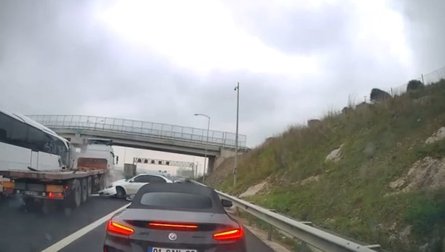 TEM Otoyolu’nun Kocaeli geçişinde yol ortasındaki plastik kasaya çarpmamak için